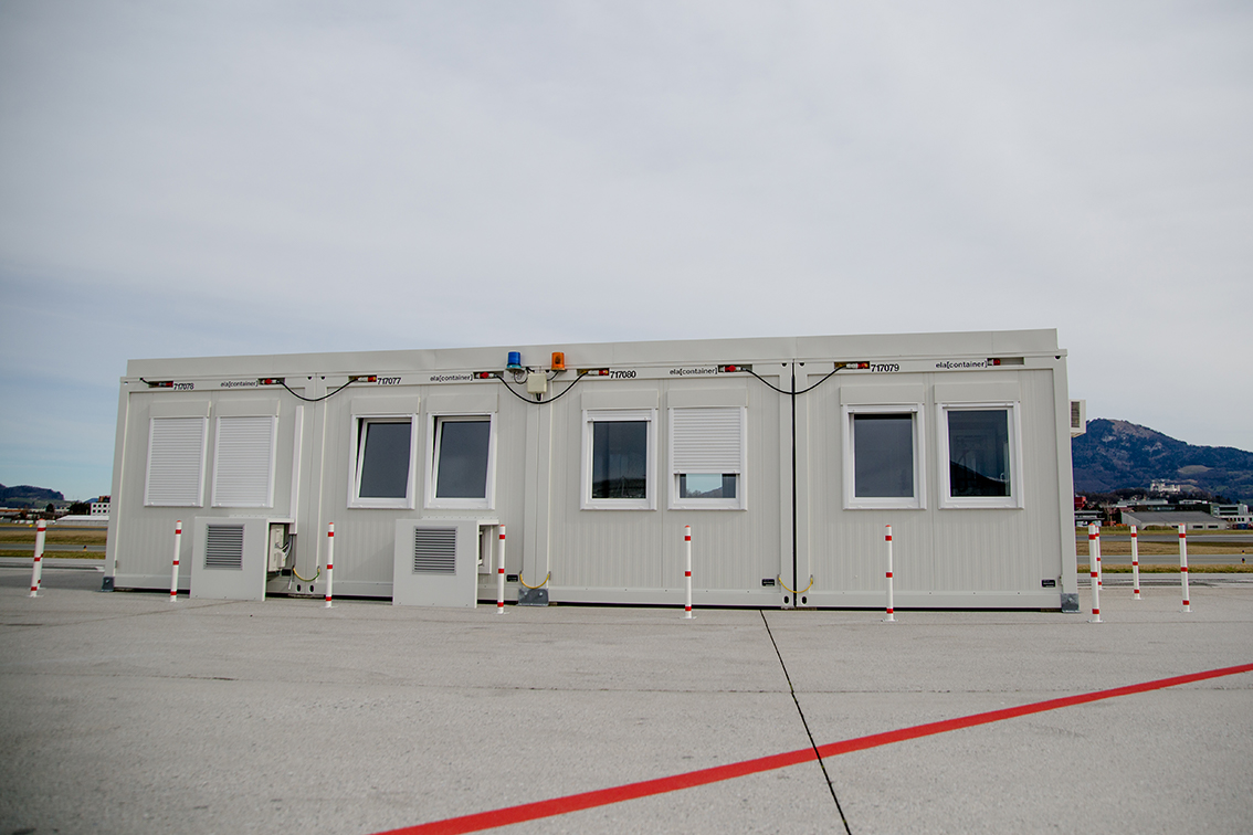 System służy jako pomieszczenie socjalne dla członków ekipy obsługi naziemnej na płycie lotniska.
