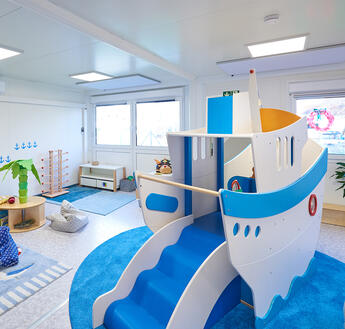 Jasne, sympatyczne pomieszczenia tworzą przyjemną atmosferę dla dzieci.