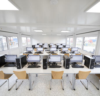 Duże, jasne sale umożliwiają pracę w skupieniu na łącznie 20 komputerach szkoleniowych.